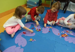 Bratki robią skrzydełka z kolorowych piór